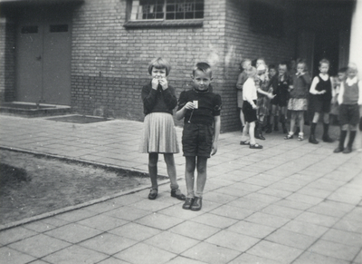 351726 Afbeelding van de Hongaarse kinderen Imola en George bij de Bilderdijkschool (Regentesselaan 70) te ...